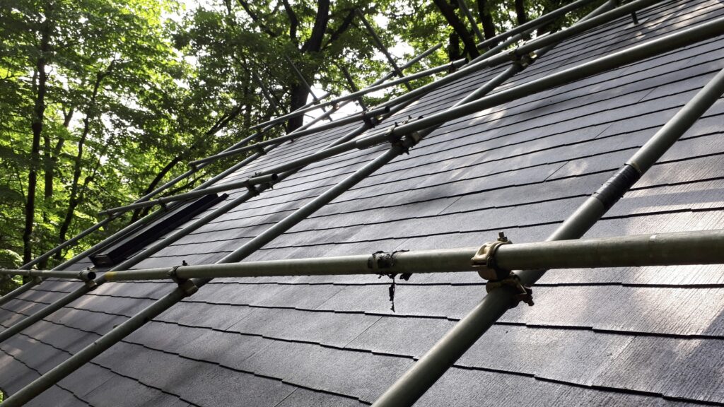 屋根塗装とは？おススメの時期や価格相場の単価、依頼すべき会社の特徴などを分かりやすく紹介！